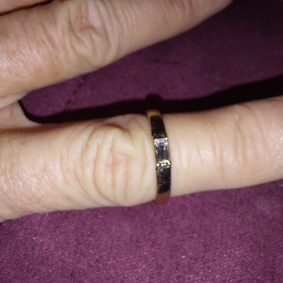 Gold toned solitaire ring, size 7 - Picture 3 of 6